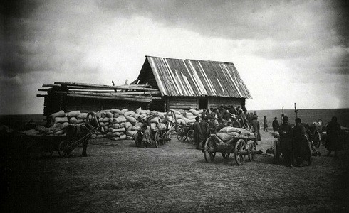Раздача крестьянам в ссуду хлеба в татарской деревне Урге Княгининского уезда 1892 г