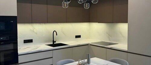 modulnaya-kuhnya-so-stolom-2026